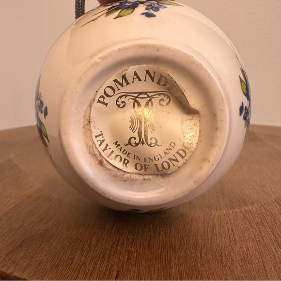 SOLD- Taylor of London Pomander Potpourri Ceramic Ball Floral Ornament England - Picture 3 of 10